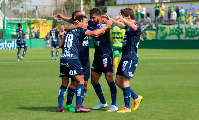 Unión le ganó a Defensa en Varela y, al menos por unas horas, es líder