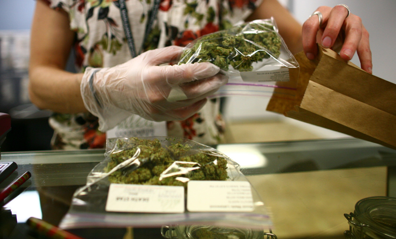 Uruguay creará alternativa a farmacias para venta de marihuana legal
