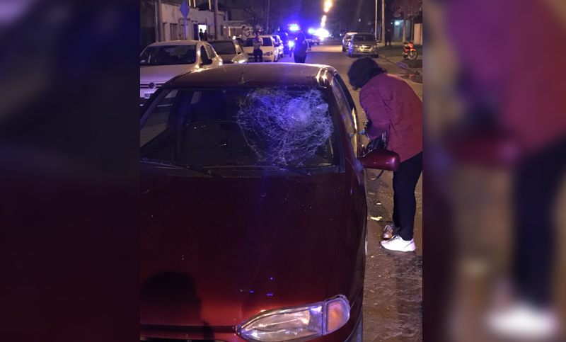 Un joven llevó por dos cuadras a su ex pareja sobre el capot del auto