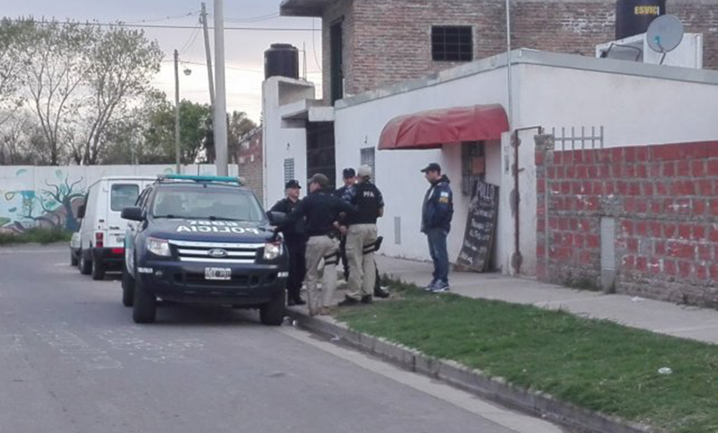 Allanamientos: 9 detenidos, secuestro de armas, droga y aves silvestres en barrio Tiro Suizo