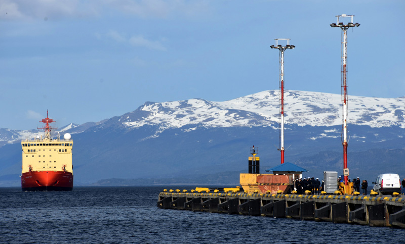 El rompehielos Almirante Irízar zarpó de Ushuaia hacia la Antártida