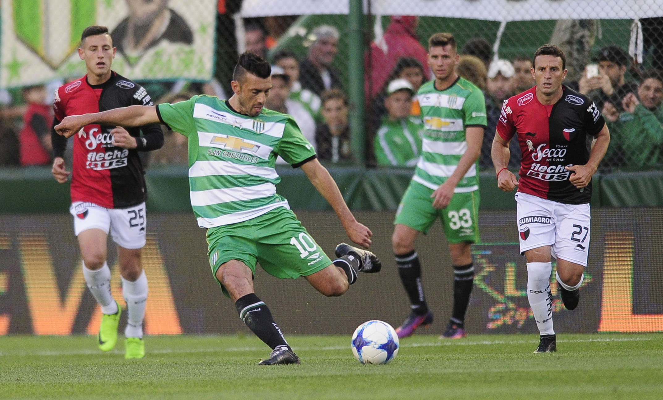 Colón empató con Banfield y es el único escolta de la Superliga