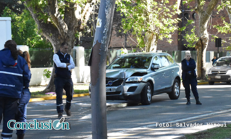 Un conductor se descompensó, chocó contra una columna y murió