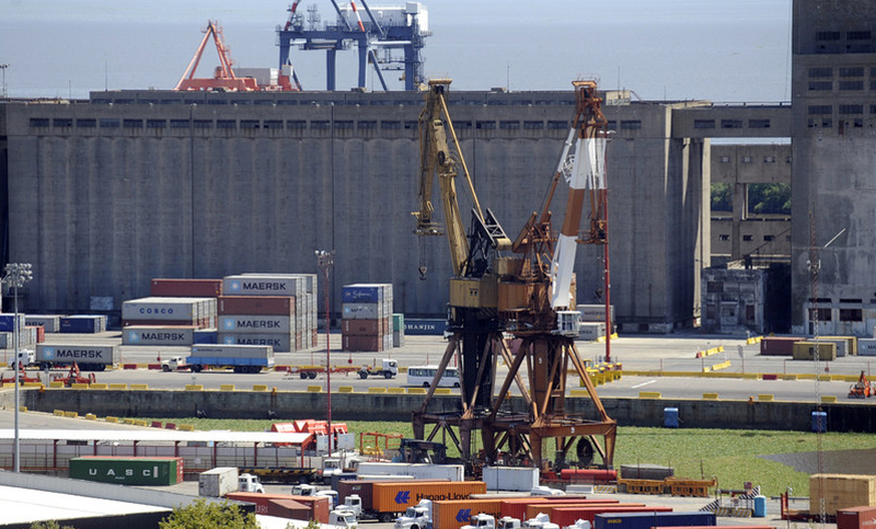 La balanza comercial arrojó déficit y la actividad económica creció