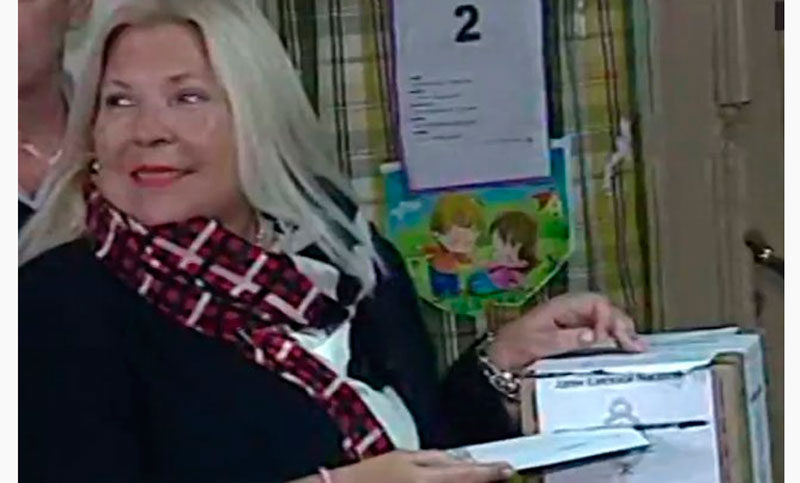 Carrió se reunió con Macri, votó y anticipó que «la noche va a ser larga»