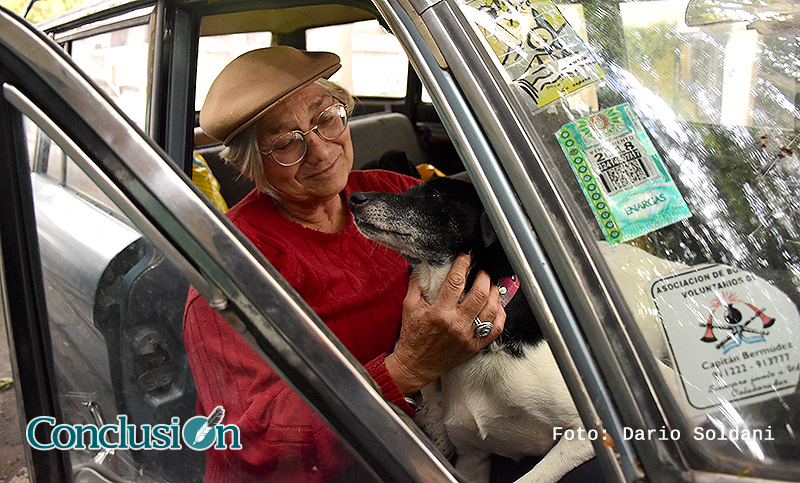 La desalojaron y hace tres días que vive en la calle junto a sus perros