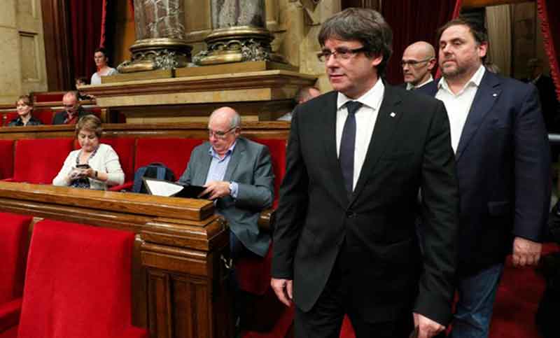 Puigdemont asume «mandato» independentista pero pide suspenderlo para dialogar
