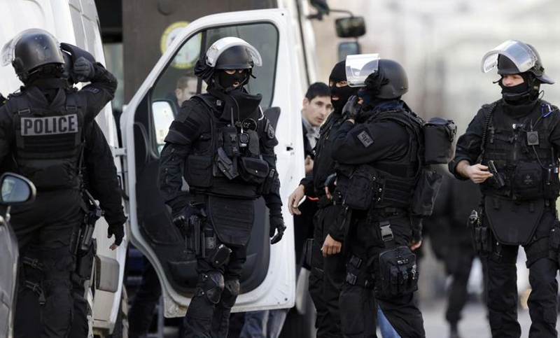 Detienen a diez sospechosos de complotar para asesinar políticos en Francia