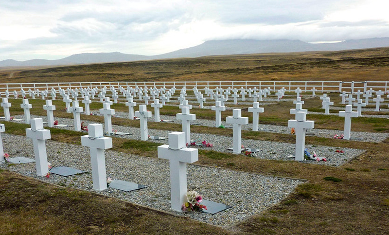 Cruz Roja analiza ADN tomado en Malvinas para identificar a soldados caídos