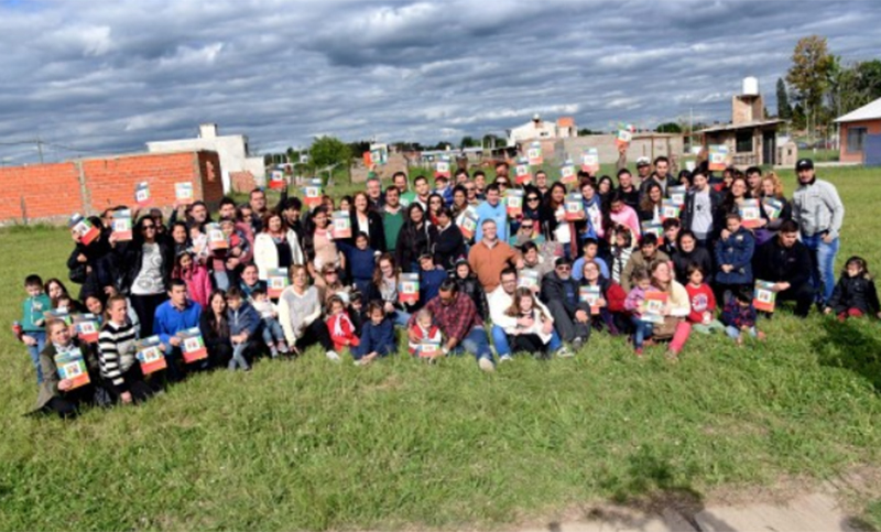 Mónica Fein entregó 46 lotes en el Parque Habitacional Ibarlucea