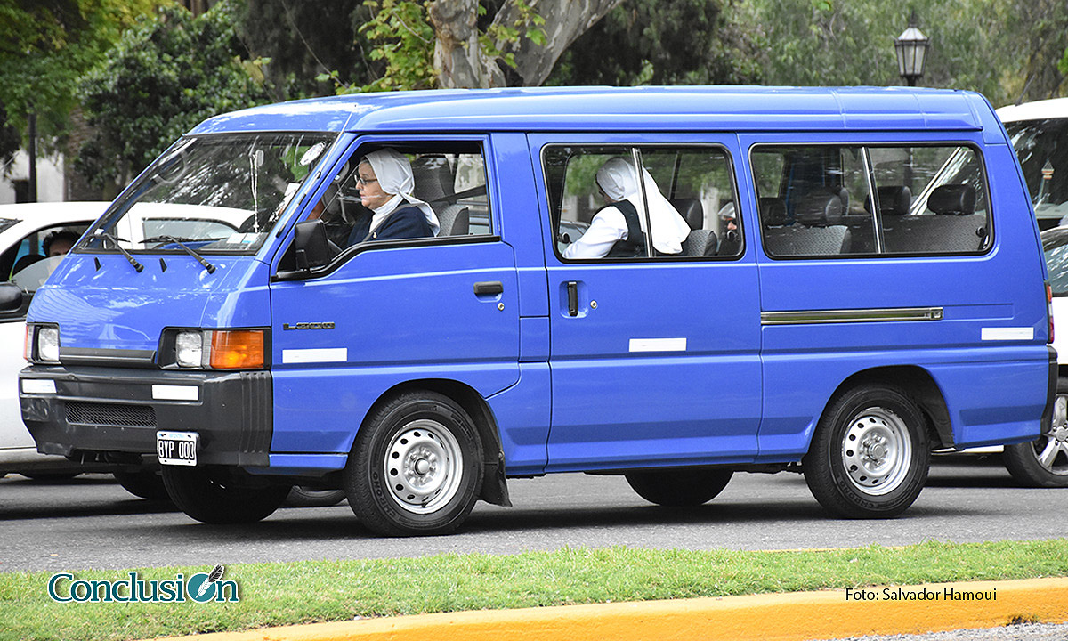 Religiosas al volante desafiando al complicado tránsito