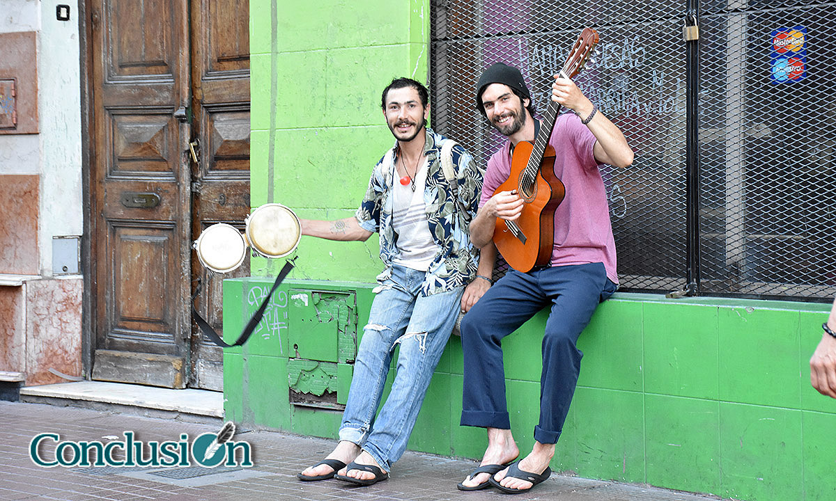 Músicos callejeros a la espera del próximo bondi  para deleitar a los pasajeros