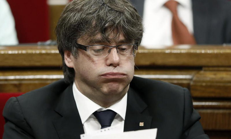 Puigdemont prepara respuesta a gobierno central, que amenaza suspender autonomía