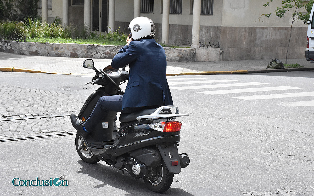 Elegantemente vestido con saco y casco, ¿y la patente?