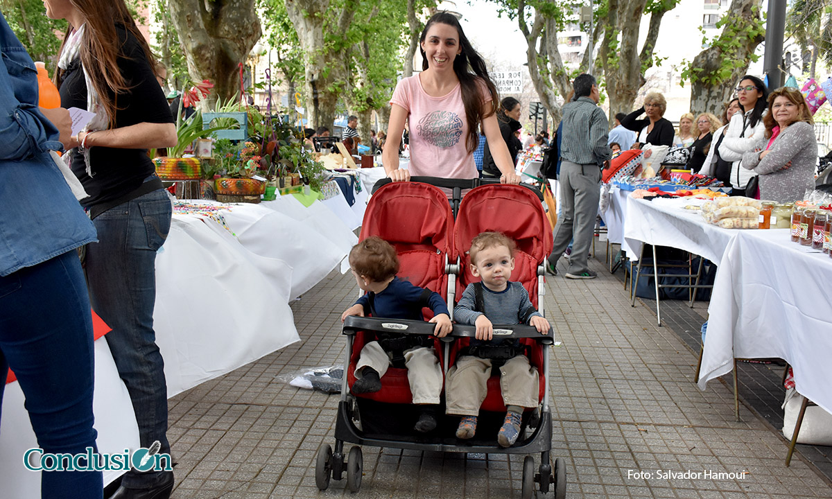 Un paseo por las ferias de la plaza en agradable companía
