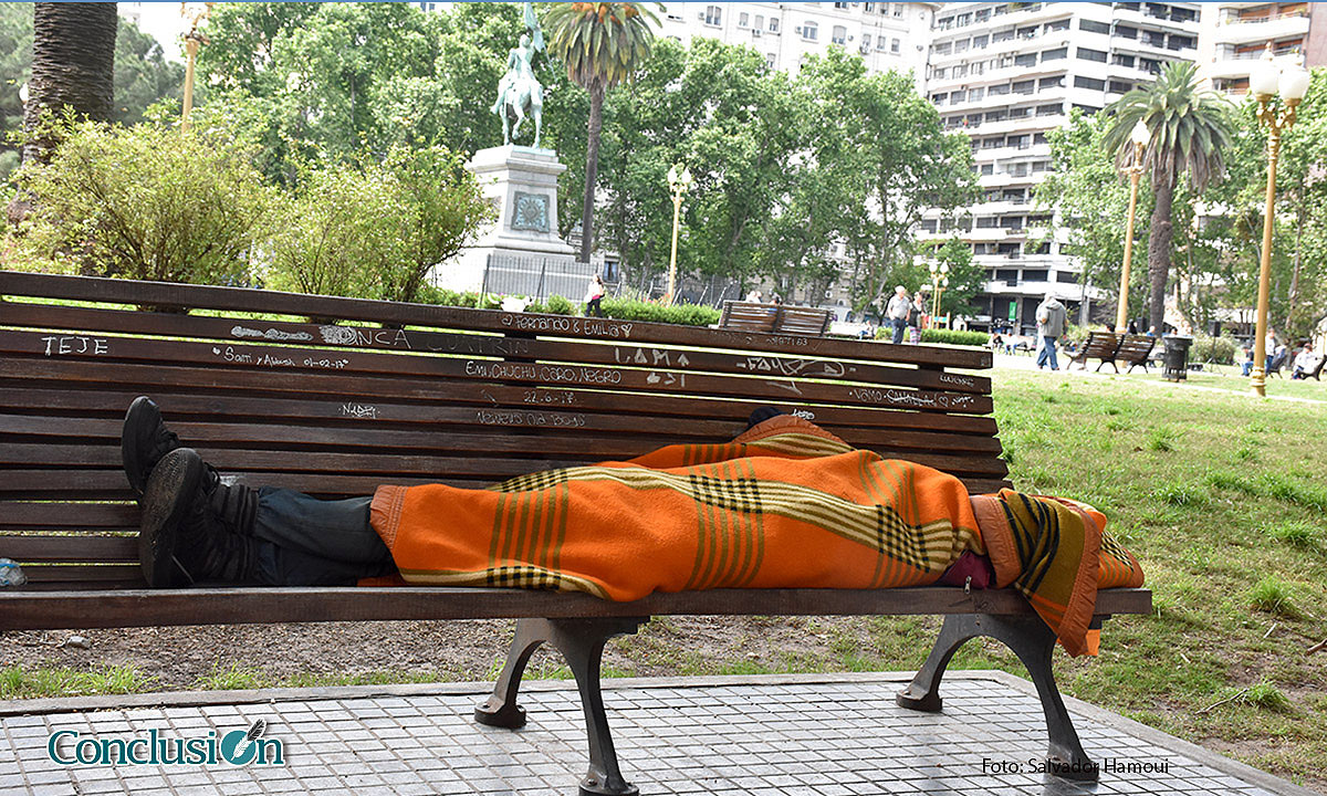 Plaza San Martín: refugio a cielo abierto para los «sin techo»
