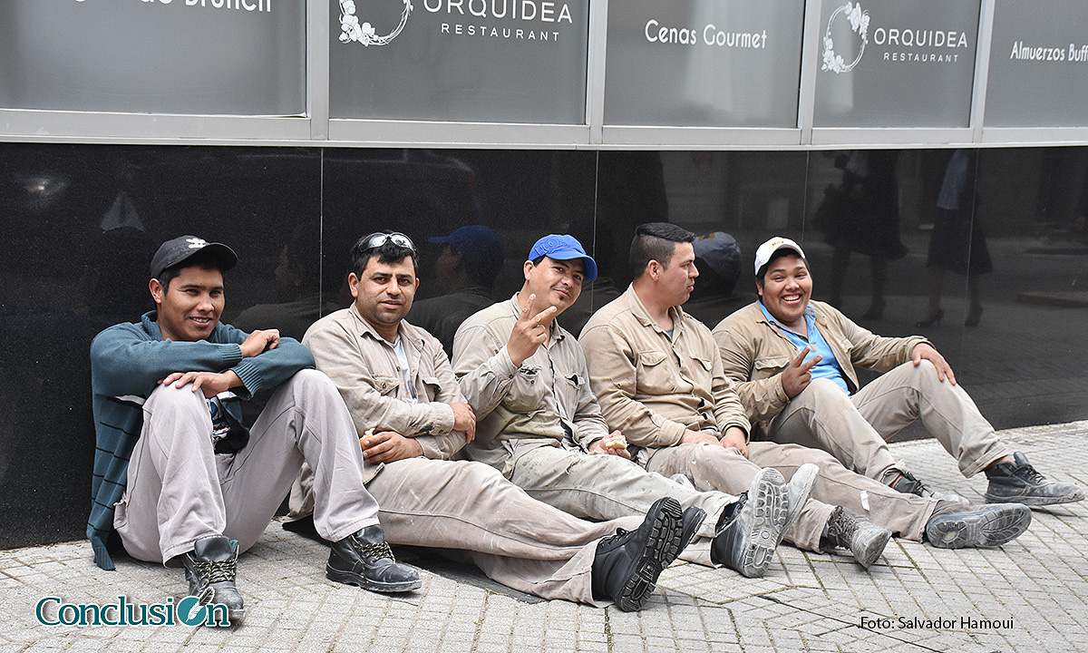 Operarios de la construcción durante un breve descanso de mediodía