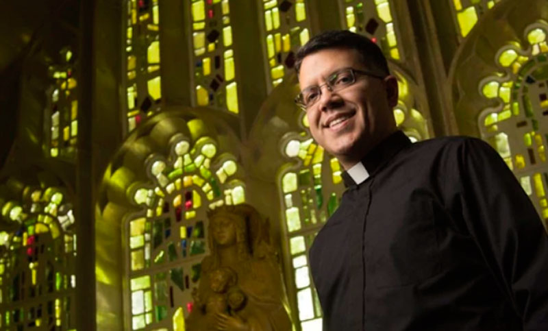 Un neurocientífico de Yale decidió cambiar de carrera, ahora es sacerdote