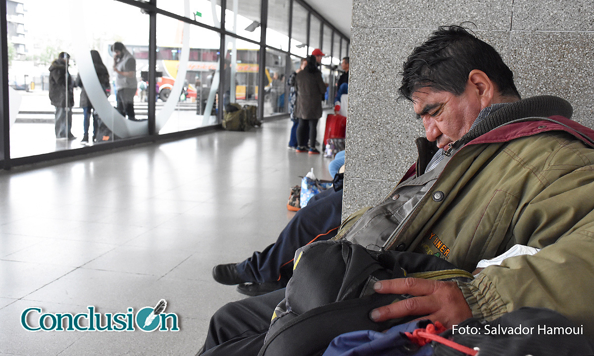 Siesta en casa: Néstor vive en la Terminal y decidió que era momento de relajarse