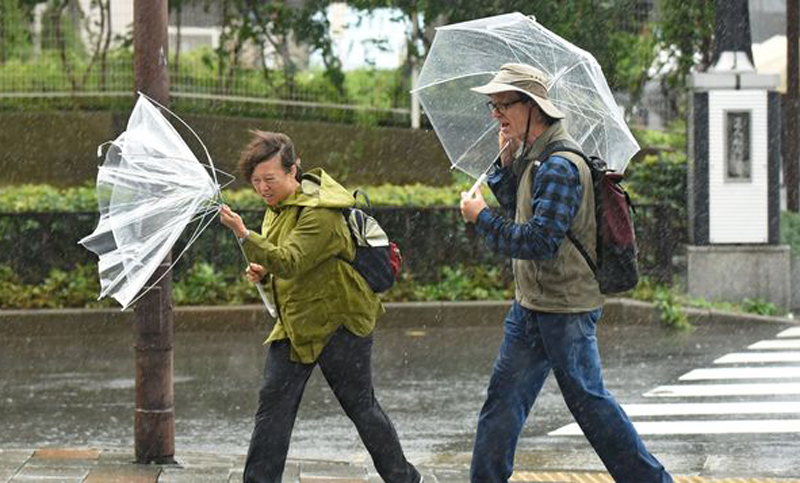 Poderoso tifón deja cinco muertos en su paso por Japón