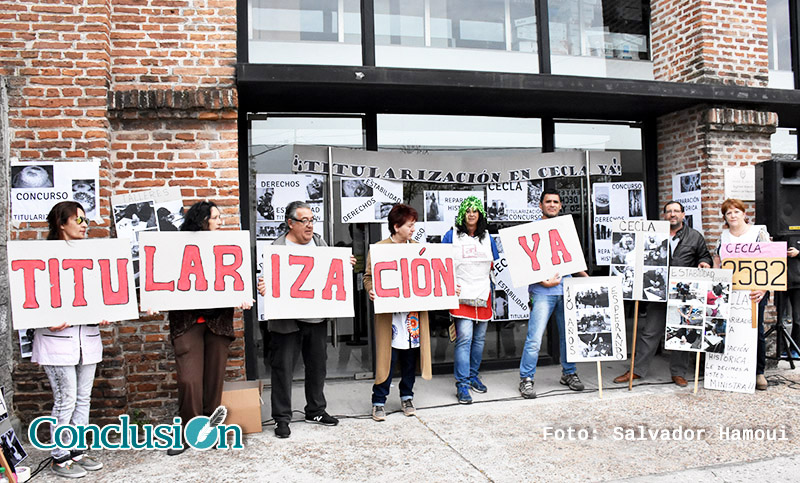 Protesta de docentes del Cecla en reclamo de titularización y estabilidad laboral