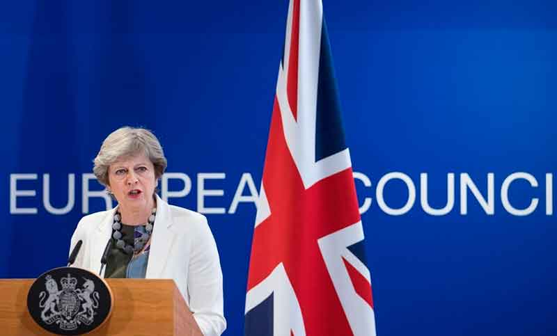 La Unión Europea tiende la mano a May en negociaciones del Brexit