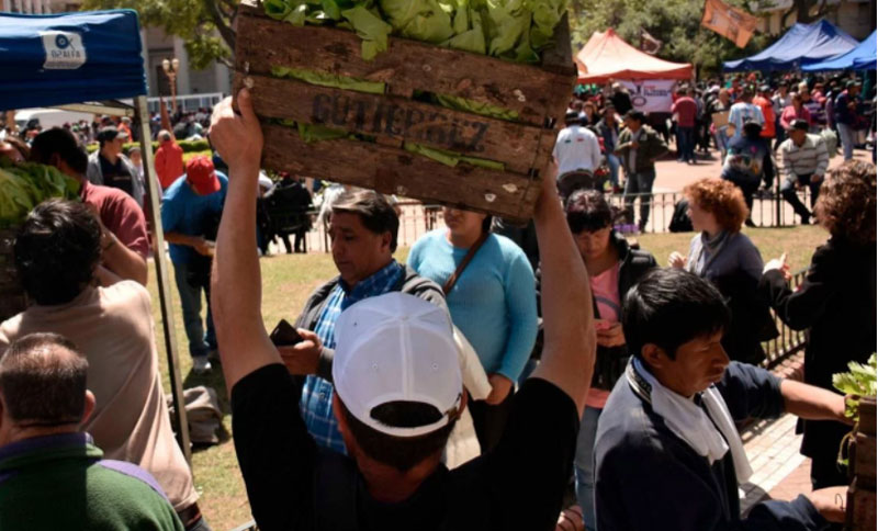 Pequeños productores vendieron verduras en Plaza de Mayo