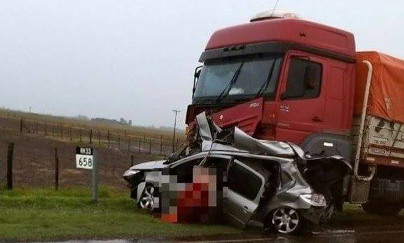 Fatal accidente entre un camión y un auto en la ruta 33: al menos dos muertos
