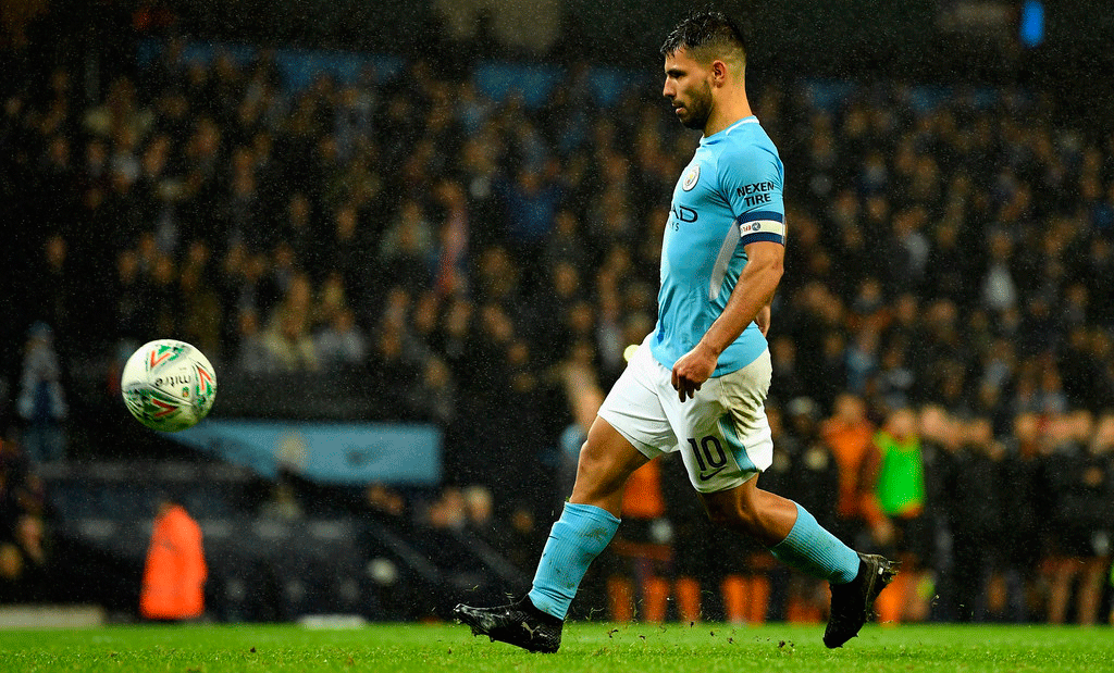 Agüero demostró toda su clase, picó un penal y el City avanzó en la Copa