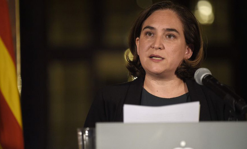 La alcaldesa de Barcelona implora a Puigdemont que no declare la independencia