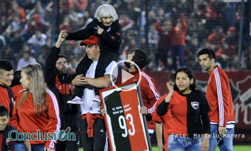 Un merecido reconocimiento para una gran hincha: La Vieja Amelia