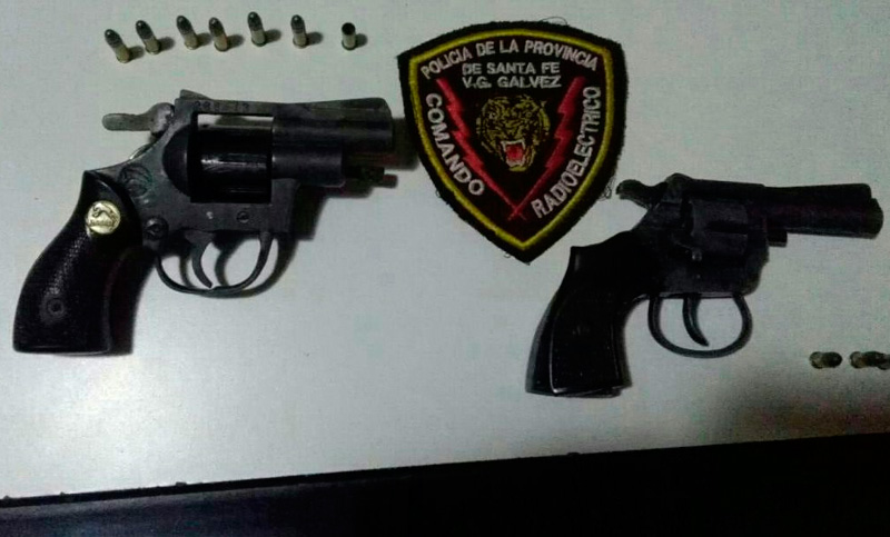 Una pareja de ancianos fue detenida con armas de fuego
