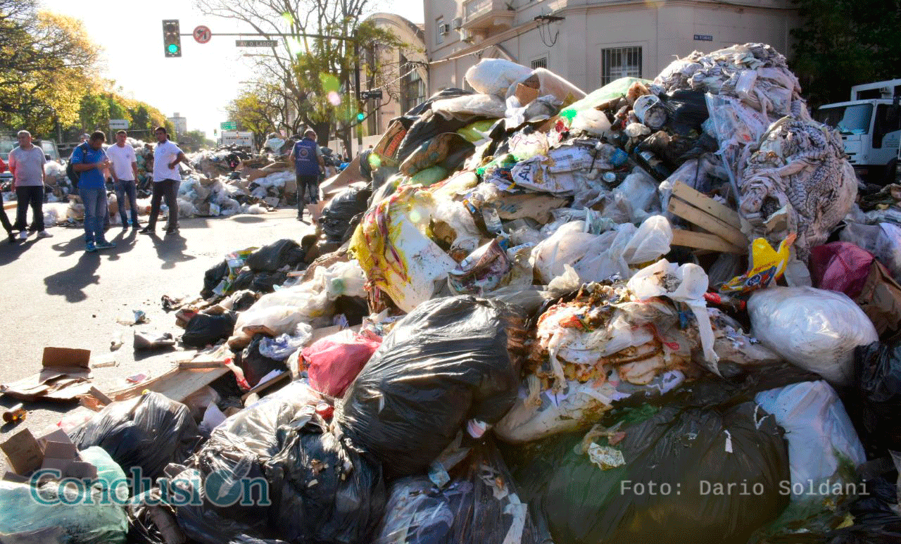 Recolectores protestaron cortando Lagos y Pellegrini con una montaña de basura