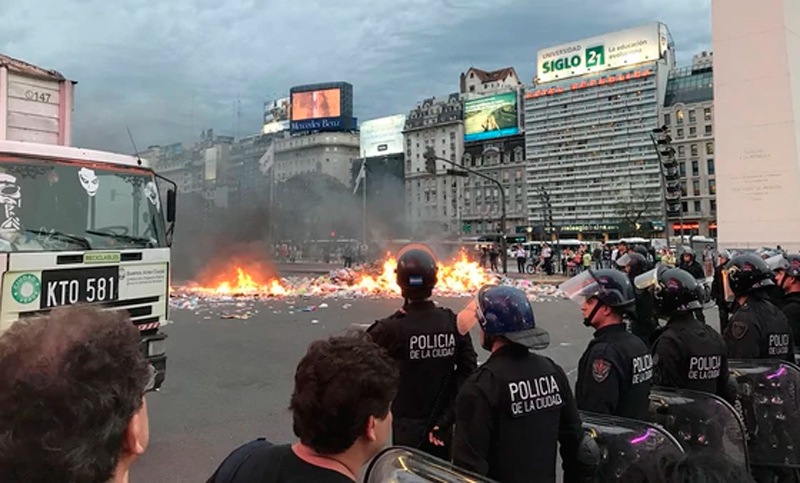 Una protesta de recolectores deja un desastre frente al Obelisco