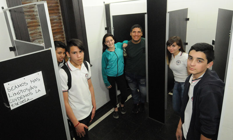 Inauguran el primer baño mixto en una escuela pública de Rosario