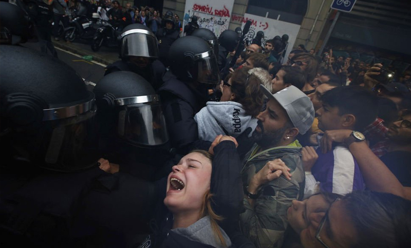 Enfrentamiento entre policías y votantes por el referéndum en Cataluña deja 844 heridos