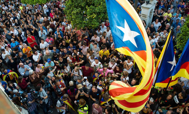 Justicia española suspende sesión de Parlamento catalán sobre independencia