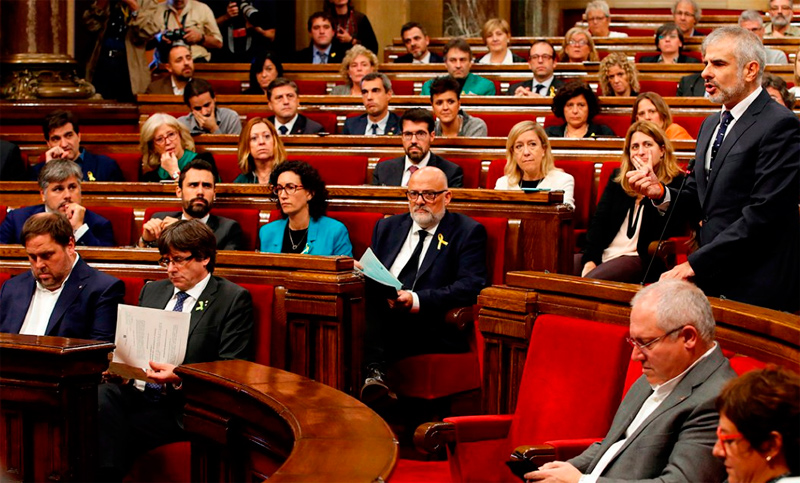 El Parlamento de Cataluña declaró la independencia por amplia mayoría