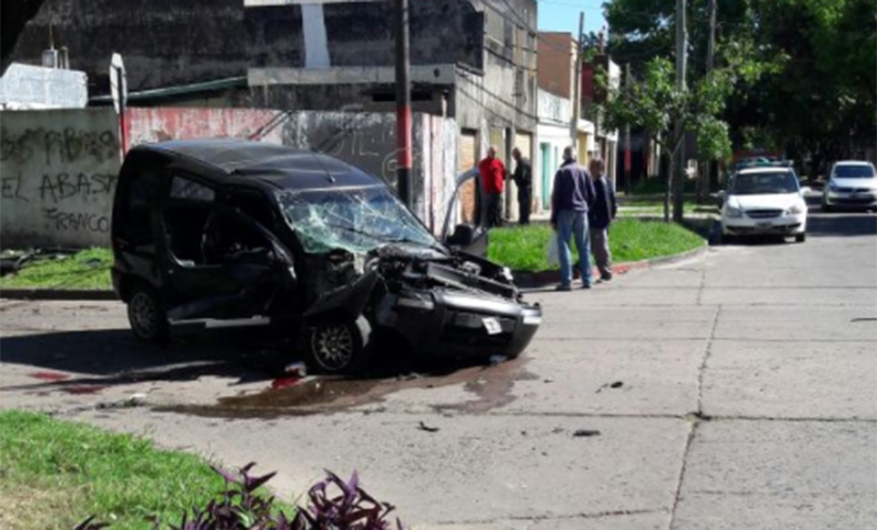 Siniestro fatal: un joven murió y tres jóvenes heridos al chocar contra un árbol
