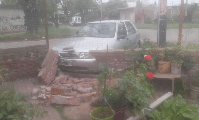 Dos vehículos chocaron y uno se incrustó en el frente de una vivienda en zona sur
