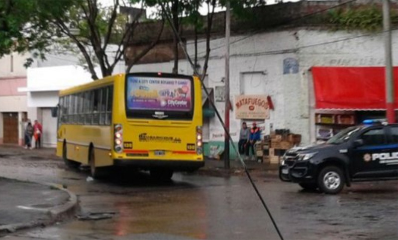 Siete heridos por el choque entre un camión y un colectivo en el barrio Latinoamérica