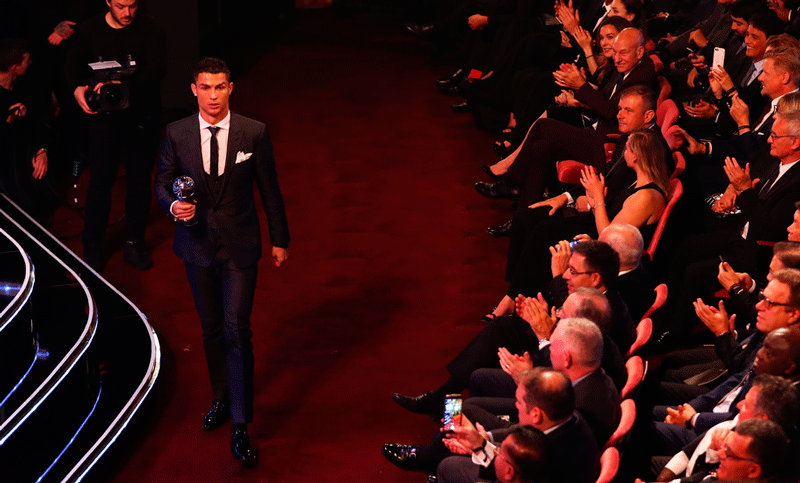 Cristiano le ganó la pulseada a Messi y la Fifa lo eligió como el mejor jugador
