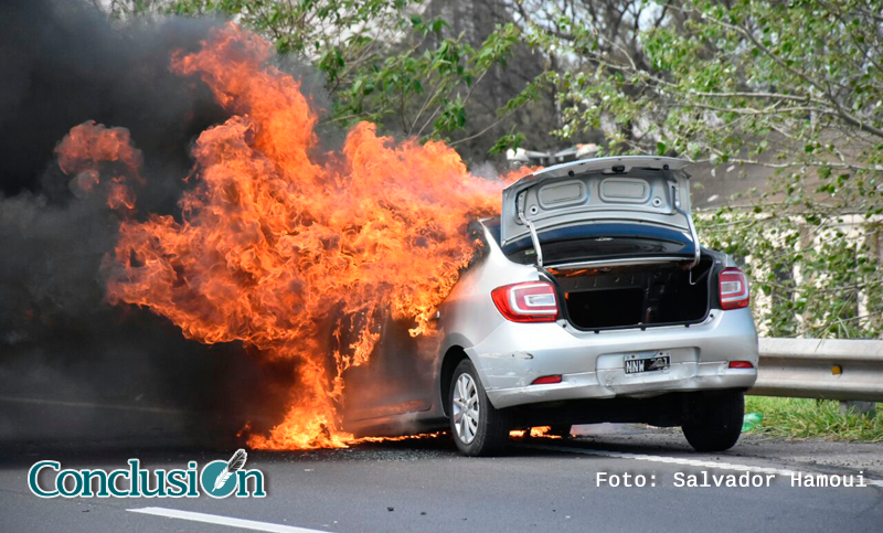 Venía manejando, sintió un ruido y se le prendió fuego el auto al instante