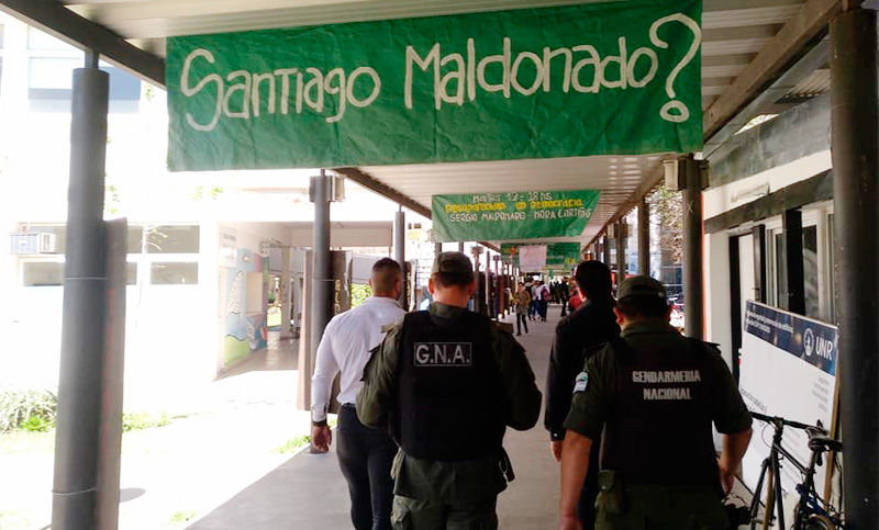 Realizaban acto por la aparición de Santiago Maldonado y Gendarmería irrumpió en la Facultad de Psicología