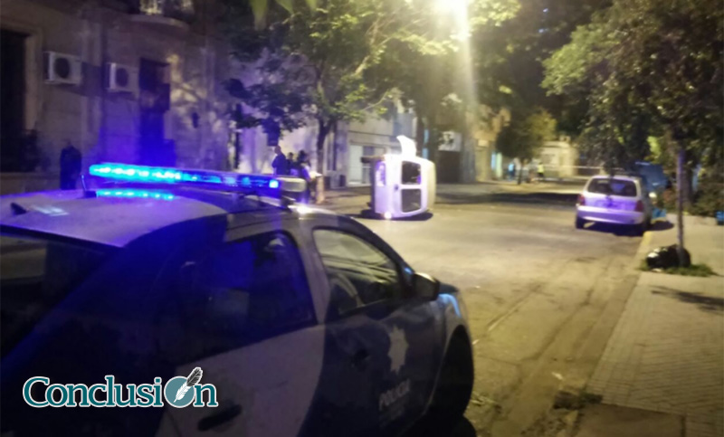 Un ladrón volcó una camioneta e intentó robarle a un agente de tránsito para escapar