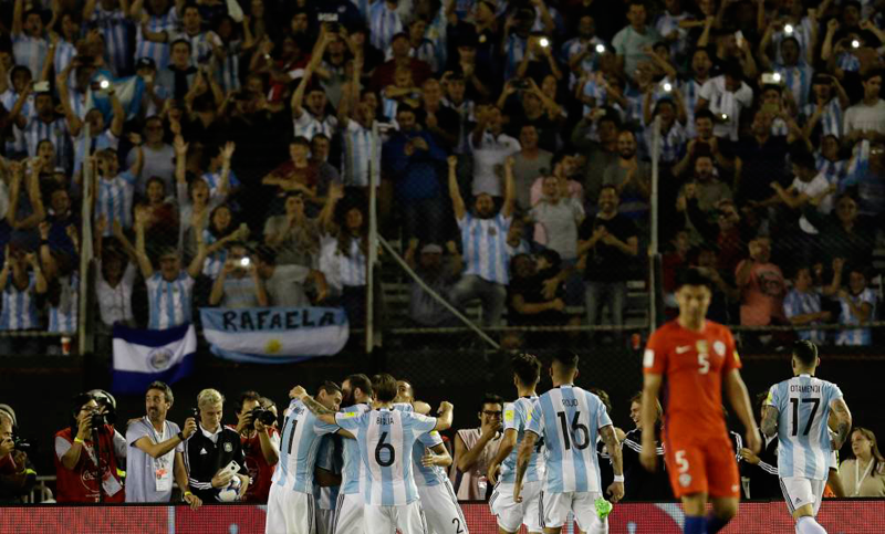 Fifa multó a la AFA por cantos homofóbicos de los hinchas argentinos