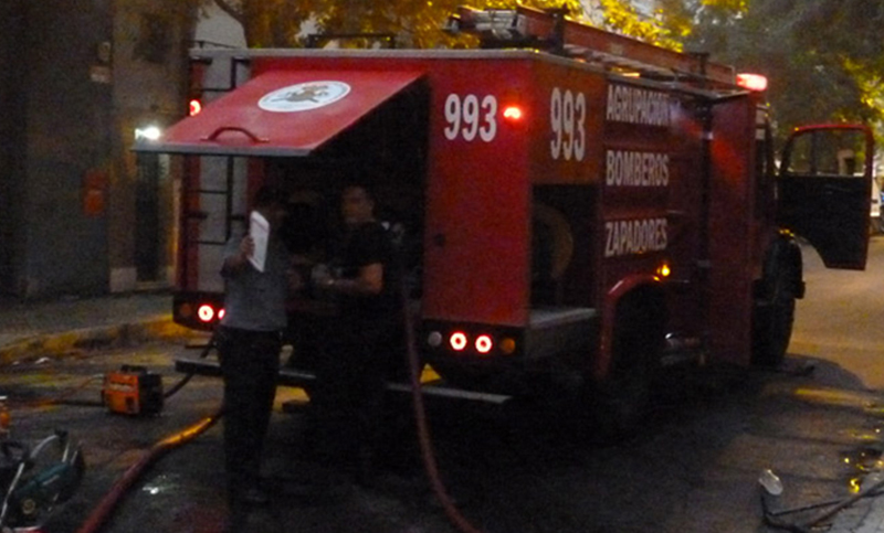 Un hombre sufrió graves quemaduras tras el incendio de su casa