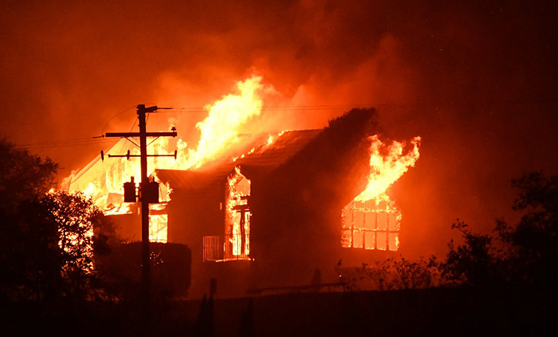 California: bomberos batallan incendios que no ceden