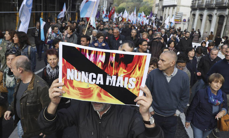 Miles piden renuncia de presidente regional por ola de incendios en Galicia