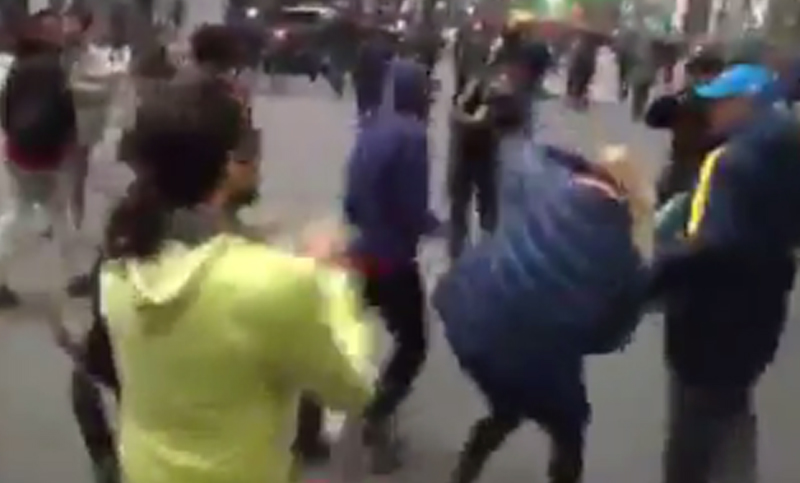Plaza de Mayo: encapuchados agredieron a la prensa y fueron expulsados al grito de «infiltrados»